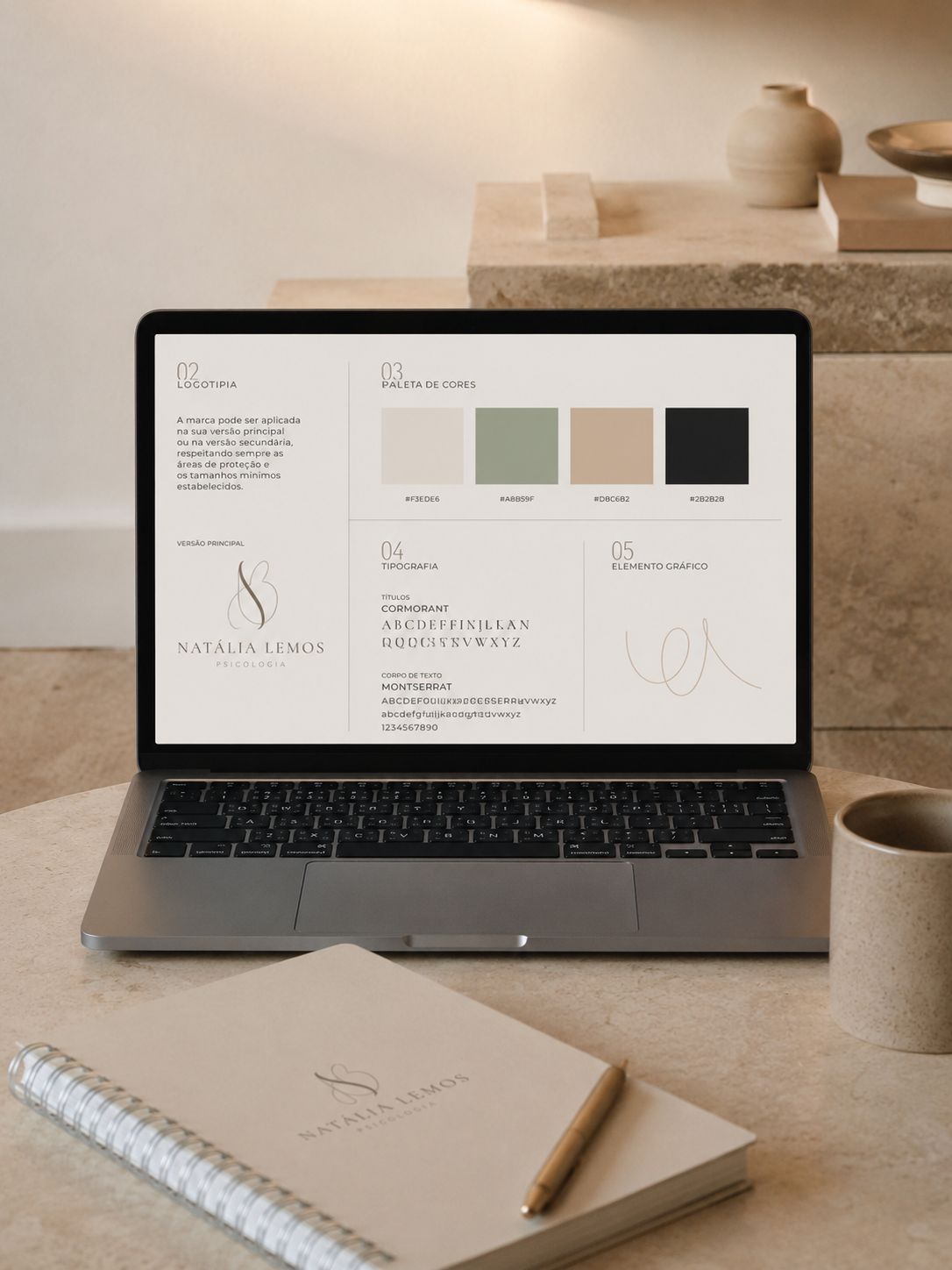 Manual da marca aberto no notebook, com logotipia, paleta de cores e tipografia